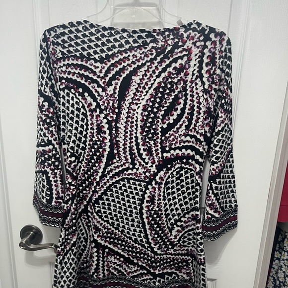 White House Black Market Fitted Graphic Blouse with Cuffed 3/4 Sleeves - Picture 10 of 11